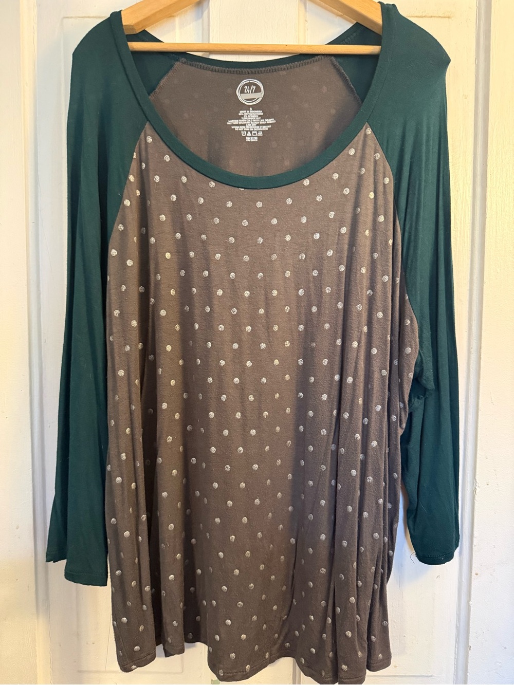 Women's Green Sleeve Polka Dot Raglan Long Sleeve Top